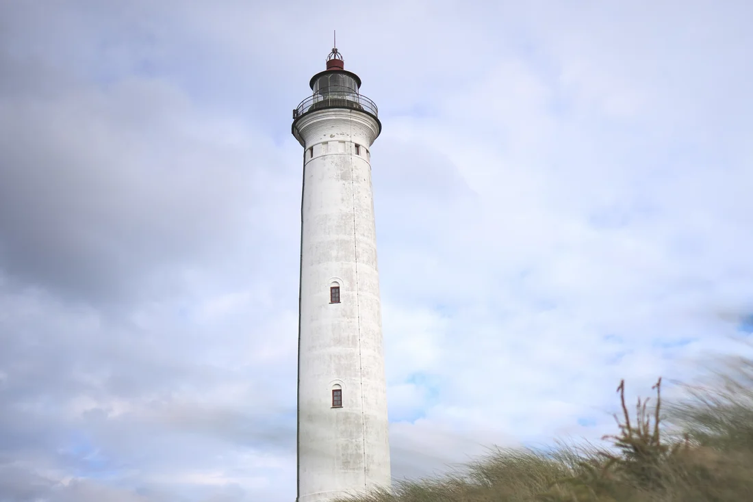 Leuchtturm zwischen Dünengras